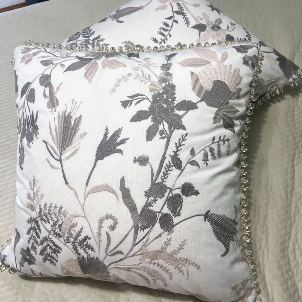 EASTERN ACCENTS / NAOMI FLORAL ACCENT PILLOW IN LILAC (2 Pillows)